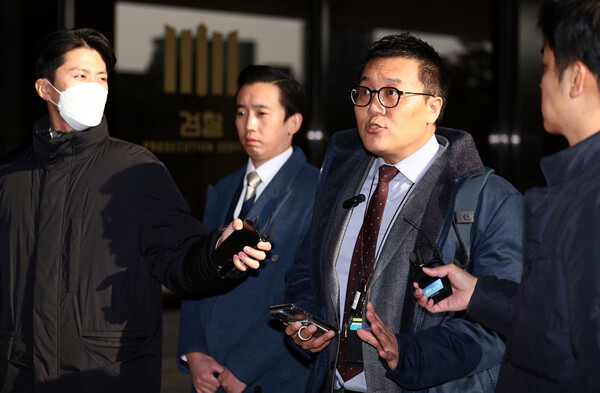 지난해 대통령 선거를 앞두고 윤석열 대통령의 명예를 훼손하는 보도를 했다는 의혹으로 수사받는 허재현 리포액트 기자가 28일 오전 피의자 신분으로 조사를 받기 위해 서울 서초구 서울중앙지검으로 출석하며 발언하고 있다. 2023.11.28. 연합뉴스