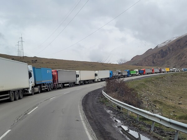지난 5월 1일 코카서스 남부의 조지아 카즈베기산을 넘는 도로에 러시아로 향하는 트럭들이 장사진을 이루고 있다. 트럭의 절반 이상은 튀르키예 번호판을 달고 있었다. 서방 제재 탓에 러시아가 수입하지 못하는 상품을 우회수출하는 현장이다. 평소 2시간이면 러시아에 도착했지만 우크라이나 전쟁 초기 사흘이 걸렸다. 2023.5.1. 김진호 에디터 