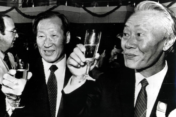 독일 바덴바덴에서 열린 국제올림픽위원회( IOC) 총회에서 1988 서울 올림픽 유치에 성공한 뒤 정주영 추진위원장과 김택수 IOC 위원이 축배를 들고 있다. 1981. 9. 30. 연합뉴스 