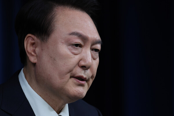 윤석열 대통령이 29일 서울 용산 대통령실 청사에서 2030 부산 엑스포 유치 실패와 관련해 대국민담화를 하고 있다. 대통령은 "예측이 많이 빗나간 것 같다"라면서 대통령인 자신의 "부족의 소치"라고 말했다. 2023.11.29. 연합뉴스 