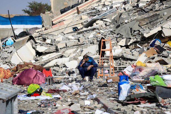 이스라엘과 팔레스타인 무장 정파 하마스의 일시 휴전 사흘째인 26일(현지시간) 가자시티 외곽의 알 자흐라에서 한 남성이 파괴된 건물 잔해 속에 앉아 있다. 유엔은 전쟁 기간 가자지구 주민 170만 명이 집을 잃고 노숙인 신세로 전락했다고 밝혔다. 2023.11.27. AFP 연합뉴스