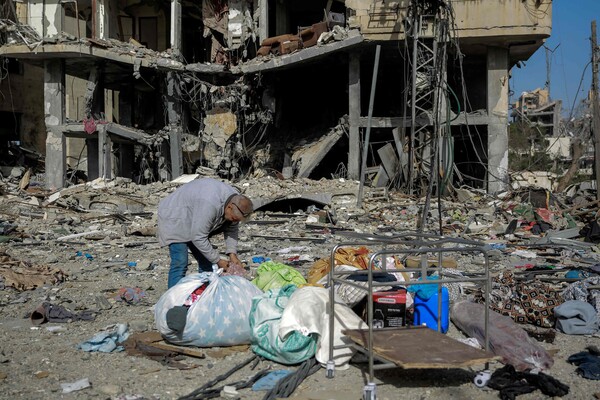 26일(현지시간) 전쟁으로 폐허가 된 가자지구 중심도시 가자시티에서 한 주민이 물건을 챙기고 있다. 이스라엘과 하마스는 지난 24일 오전 7시부로 나흘간의 일시 휴전에 들어갔다. 2023.11.27. AFP 연합뉴스