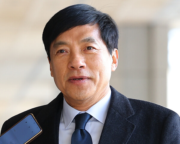 추미애 전 법무부 장관 시절 윤석열 당시 검찰총장을 사퇴시킬 목적으로 감찰이 이뤄졌다는 의혹과 관련해 당시 서울중앙지검장을 지낸 이성윤 법무연수원 연구위원이 16일 검찰 조사를 받기 위해 서울 서초구 서울중앙지검으로 출석하며 취재진 질문에 답하고 있다. 2022.12.16. 연합뉴스