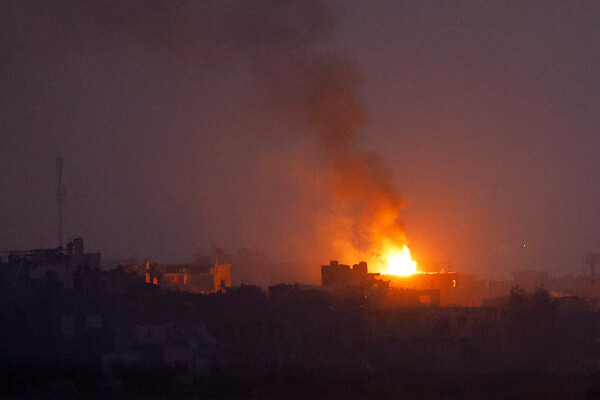 팔레스타인 가자 북부에 폭발이 있은 후 화염이 치솟고 있다.  2023.11. 23. [로이터=연합뉴스]