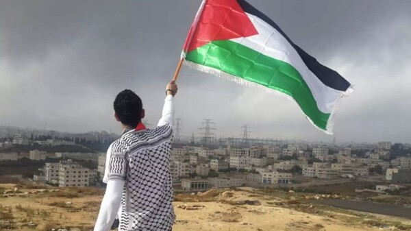 미국중앙정보국(CIA) 고위 간부가 자신의 페이스북에 공유한 팔레스타인 깃발을 휘두르는 남성의 사진. '미들 이스트 아이'(MEE) 홈페이지 갈무리. 2023. 11. 29 시민언론 민들레