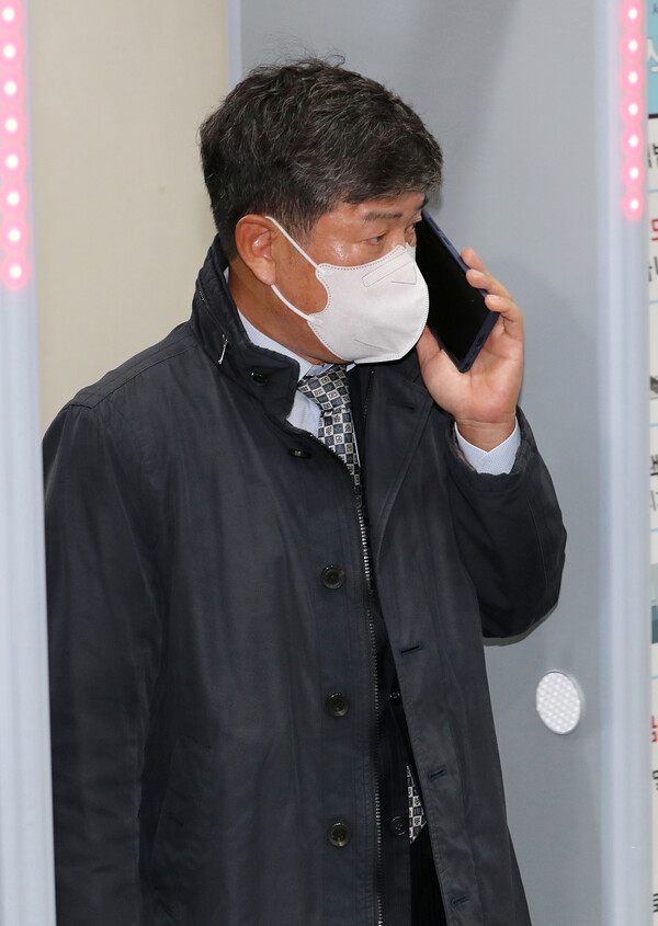 문재인 정부 청와대의 '울산시장 선거 개입 의혹'으로 기소된 백원우 전 청와대 민정비서관이 29일 오후 서울 서초구 서울중앙지법에서 열린 선고공판을 마친 뒤 법정을 나서고 있다. 2023.11.29 [공동취재] 연합뉴스