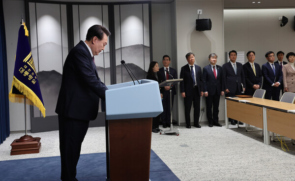 윤석열 대통령이 29일 서울 용산 대통령실 청사에서 2030 엑스포 부산 유치 불발과 관련해 대국민 담화를 하고 있다. 2023.11.29 연합뉴스