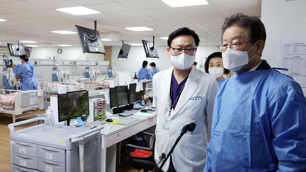 더불어민주당 이재명 대표가 28일 구로구 더세인트요양병원에서 열린 간병비 급여화 정책 현장간담회 시작 전 병원을 둘러보고 있다. 2023.11.28. [국회사진기자단]