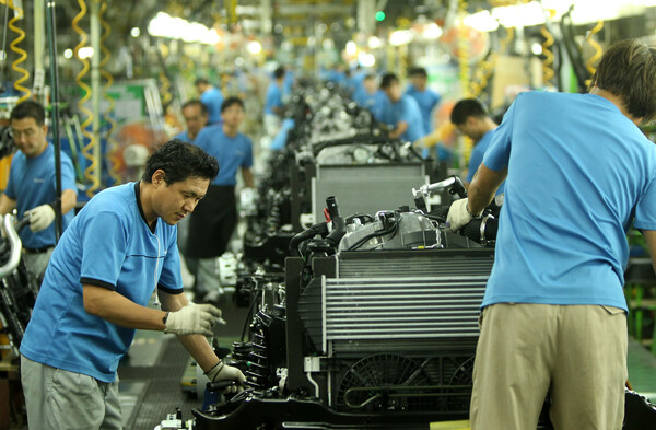 쌍용자동차 인수를 위한 우선 협상대상자로 인도의 자동차 제조업체 마힌드라&마힌드라(M&M)가 선정된 12일 오후 경기도 평택 쌍용자동차 평택공장 조립 3라인에서 직원들이 여름 휴가를 반납한채 자동차 생산에 나서고 있다. 2010.8.12. 연합뉴스 자료사진