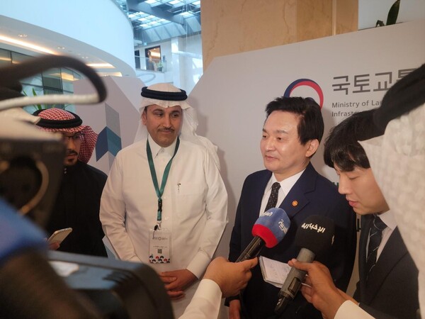 사우디를 방문한 원희룡 국토교통부 장관(가운데)이 지난 11월 6일 사우디 리야드 크라운 플라자RDC 호텔에서 연 '한-사우디 혁신 로드쇼'를 마친 뒤 살레 알 자세르 사우디 교통물류부 장관과 함께 현지 언론 인터뷰를 하고 있다. 2023. 11. 6. 연합뉴스