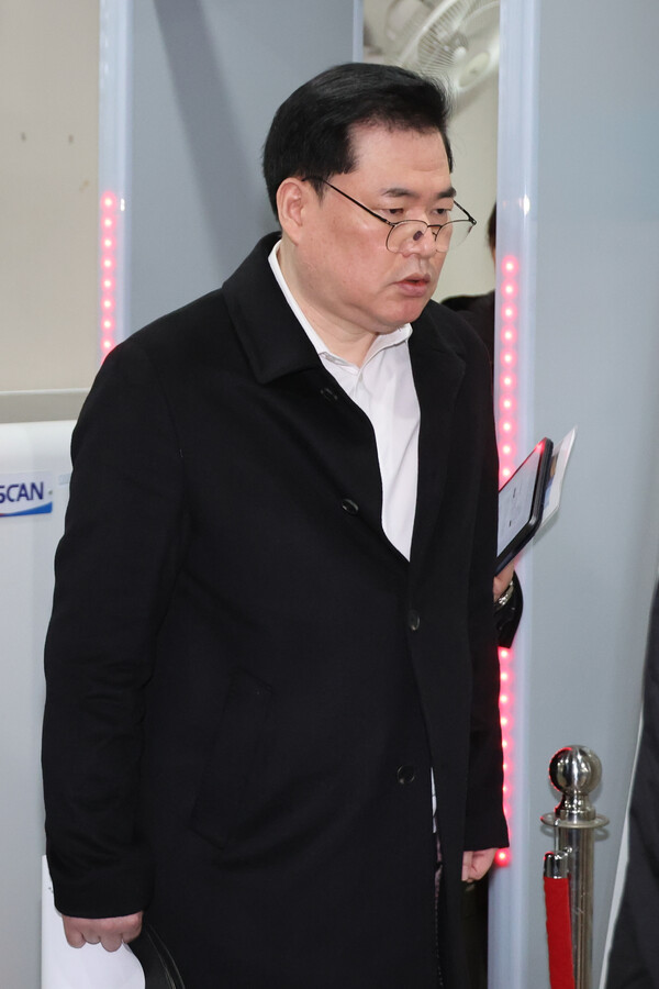 유동규 전 성남도시개발공사 본부장이 30일 오후 서울 서초동 서울중앙지법에서 열린 김용 전 민주연구원 부원장 불법정치자금·뇌물 수수 관련 선고공판에서 무죄를 선고받은 뒤 법원에서 나가고 있다. 2023.11.30. 연합뉴스