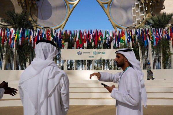 30일 유엔기후변화협약 제28차 당사국총회(COP 28)가 열린 UAE의 두바이 엑스포 시티의 알 와슬 돔 앞의 모습. 2023.11.30. AP 연합뉴스