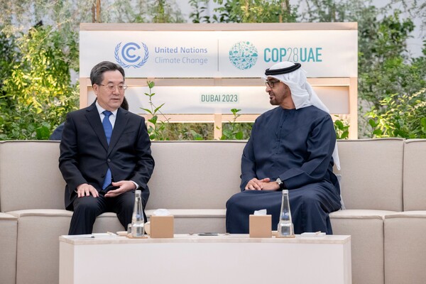 지난달 30일 유엔기후변화협약 제28차 당사국총회(COP 28)가 열린 UAE 두바이의 UAE 대통령실에서 중국의 기후변화 특사 딩쉐샹을 만나고 있는 셰이크 모하메드 빈 자예드 알 나얀 UAE 대통령 2023.11.30. AFP 연합뉴스