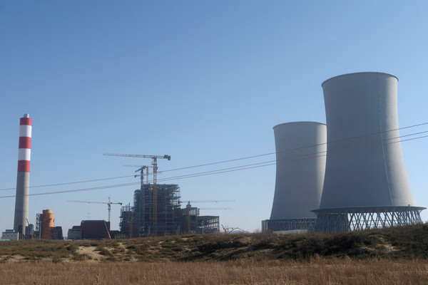 중국 산시성 션무의 석탄화력발전소 건설현장 모습. 굴뚝과 냉각탑들 사이에 발전소 건물 공사가 진행되고 있다. 2023.11.20. 로이터 연합뉴스