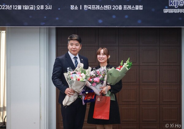 여현정 양평군 의원(더불어민주당)은 1일 서울 중구 한국프레스센터에서 열린 한국인터넷기자협회(회장 이준희) 주최 '2023 한국인터넷 기자상 시상식'에서 지방의정상을 수상했다. 왼쪽부터 양평군의회 최영보, 여현정 의원. 2023.12.1. 사진 이호 작가