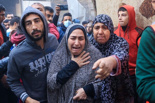 1일(현지시간) 가자지구 남부 라파 난민촌에서 이스라엘의 공습으로 다친 부상자들이 구급차로 이송되는 가운데 한 팔레스타인 여성이 울부짖고 있다. 이스라엘군은 이날 팔레스타인 무장 정파 하마스가 휴전 협정을 위반하고 자국을 공격했다며 가자지구에서 전투를 재개했다. 2023.12.01. AFP 연합뉴스