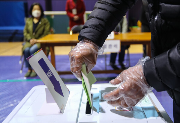 21대 총선일인 15일 오전 대전시 서구 월평1동 투표소에서 한 유권자가 소중한 한표를 투표함에 넣고 있다. 2020.4.15 연합뉴스