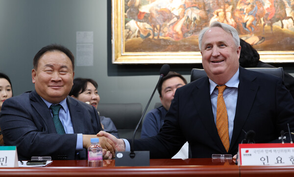 국민의힘 인요한 혁신위원장과 더불어민주당 이상민 의원이 21일 오후 대전 한국과학기술원(KAIST)에서 만나 인사하고 있다. 이 의원은 이날 국민의힘 혁신위 강연자로 나섰다. 2023.11.21. 연합뉴스