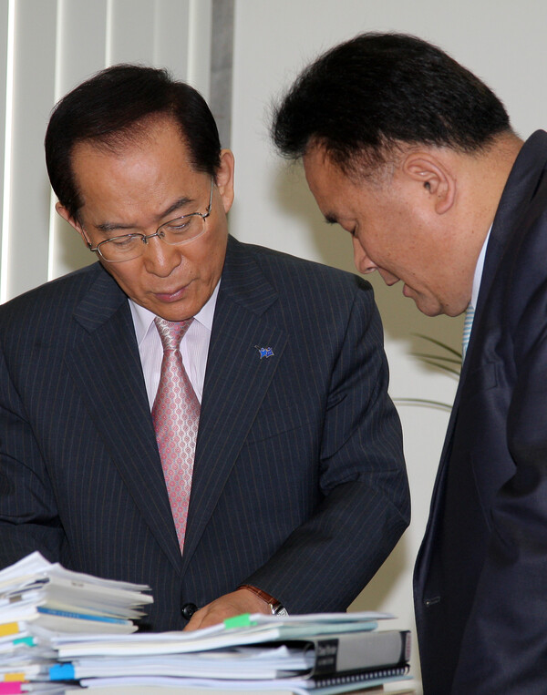 지난 2009년 7월 3일 당시 자유선진당 이회창 총재가 오전 국회 총재실에서 당5역회의에 앞서 이상민 정책위의장과 이야기를 나누고 있다. 2009.7.3. 연합뉴스