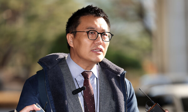 지난해 대통령선거를 앞두고 윤석열 대통령에게 불리한 허위 보도를 했다는 의혹으로 수사받는 허재현 리포액트 기자가 28일 오전 피의자 신분으로 조사를 받기 위해 서울 서초구 서울중앙지검으로 출석하며 발언하고 있다. 2023.11.28. 연합뉴스