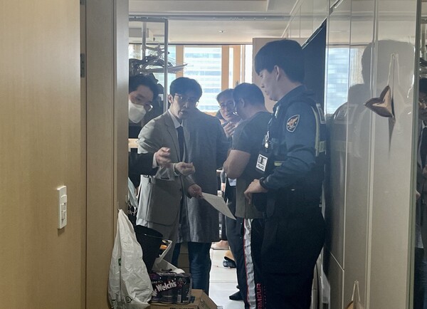 서울중앙지검 대선개입 여론조작 사건 특별수사팀(팀장 강백신 반부패수사1부장)이 11일 인천에 소재한 리포액트 허재현 대표 기자 자택을 압수수색하고 있다. 2023.10.11. 김성진 기자