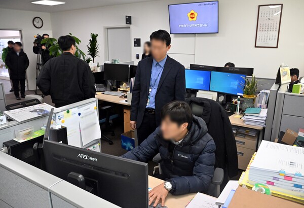 수원지검 공공수사부(김동희 부장검사)가 4일 경기도 수원시에 있는 경기도청 남부청사에 검사와 수사관을 보내 압수수색 중이다. 2023.12.4 [공동취재] 연합뉴스