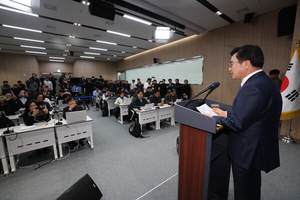 김동연 경기도지사가 4일 오후 경기도 수원시 경기도청 브리핑룸에서 검찰의 더불어민주당 이재명 대표 법인카드 유용 의혹 관련 경기도청 압수수색에 대한 입장을 밝히고 있다. 2023.12.4 [공동취재] 연합뉴스