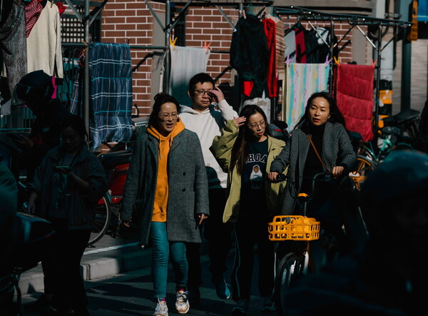 지난 달 29일 상하이의 거리의 시민들 모습. 2023.11.29. EPA 연합뉴스