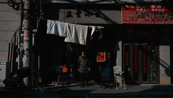 지난 달 29일 상하이의 한 잡화점과 가게 주인의 모습. 2023. 11.29. EPA 연합뉴스