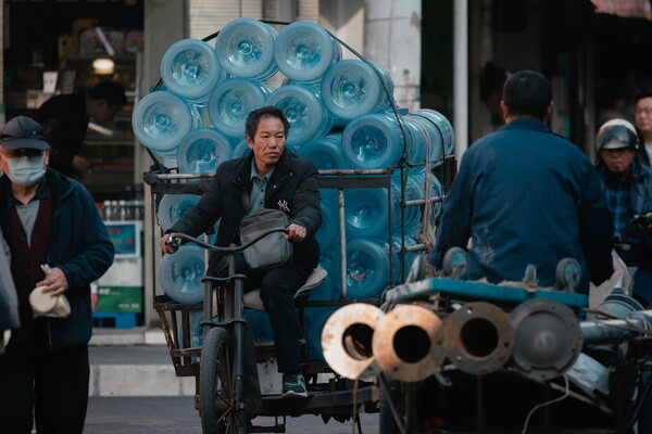  지난달 29일 상하이 거리 모습. 자전거에 빈 물통을 잔뜩 싣고 가는 사람. 2023.11.29. EPA 연합뉴스