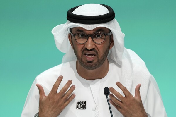술탄 알자베르 제28차 유엔기후변화협약 당사국총회(COP28) 의장이 4일(현지시간) 아랍에미리트(UAE) 두바이에서 기자회견을 열고 발언하고 있다. UAE 국영 석유회사 최고경영자(CEO)이기도 한 알자베르 의장은 과거 화석연료 사용을 옹호하는 발언을 해 불거진 논란에 대해 "과학을 존중한다"고 해명했다. 2023.12.05. AP 연합뉴스