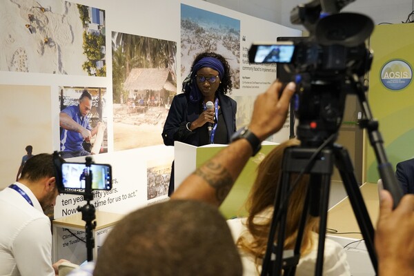 4일(현지시간) 아랍에미리트(UAE)의 두바이에서 열린 제28차 유엔기후변화협약 당사국총회(COP28) 정상회의에서 최빈국을 대표해 마들렌 디우프 사르 세네갈 환경부 기후변화국 국장이 연설하고 있다. 이번 COP28 총회에서는 개발도상국들을 돕기 위한 '기후 손실과 피해 기금'이 공식 출범했으나 기대에 못 미친다는 지적이다. 2023.12.4. AP 연합뉴스