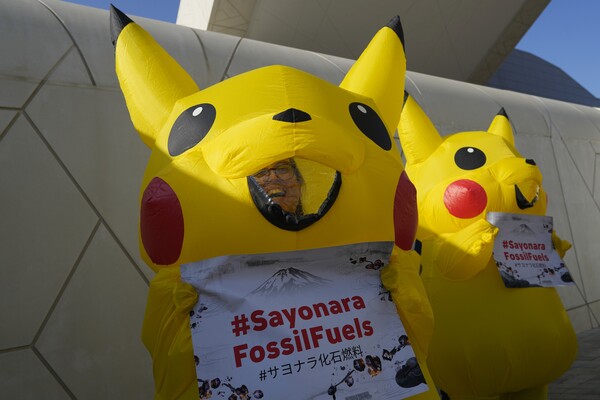 4일(현지시간) 제28차 유엔기후변화협약 당사국 총회(COP28)가 열린 아랍에미리트(UAE) 두바이에서 피카츄 복장을 한 사람들이 화석 연료 사용 중단을 요구하는 시위를 벌이고 있다. COP28 의장국인 UAE의 술탄 알 자베르 의장이 지난달 인터뷰에서 화석연료의 단계적 감축 필요성에 대한 과학적 근거가 없다고 주장한 것이 알려져 논란이 됐다. 2023.12.04. AP 연합뉴스