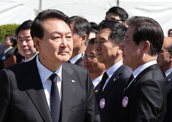 윤석열 대통령이 19일 서울 강북구 수유동 국립 4·19민주묘지에서 열린 제63주년 4·19혁명 기념식에서 더불어민주당 이재명 대표와 악수한 뒤 이 대표 앞을 지나고 있다. 2023.4.19. 연합뉴스