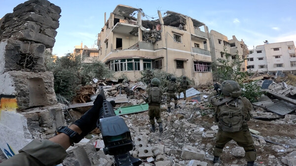 이스라엘군 병사들이 팔레스타인 가자 지구에서 작전을 벌이고 있다.  2023. 12. 04  [로이터=연합뉴스]