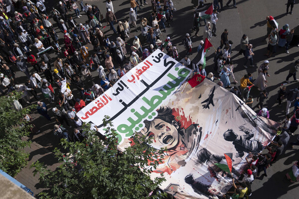 수천 명의 시민이 29일 모로코 카사블랑카에서 팔레스타인 주민과의 연대를 표시하고 이스라엘과의 국교정상화에 반대하는 시위를 벌이고 있다. 대형 펼침막에는 아랍어로 "모로코에서 예루살렘까지 우리 모두는 팔레스타인인"이라고 씌여 있다. 2023 10.29  [AP=연합뉴스]