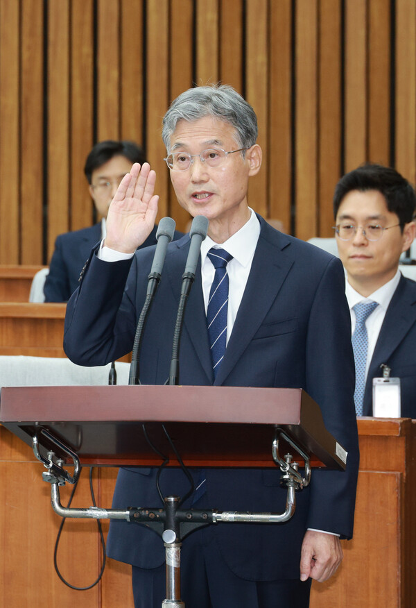조희대 대법원장 후보자가 5일 국회에서 열린 인사청문회에서 선서하고 있다. 2023.12.5. 연합뉴스