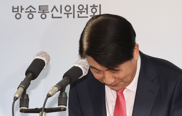 국회의 탄핵안 처리를 앞두고 사퇴한 이동관 방송통신위원장이 1일 오후 정부과천청사 내 방송통신위원회에서 열린 사퇴 기자회견에서 인사하고 있다. 연합뉴스