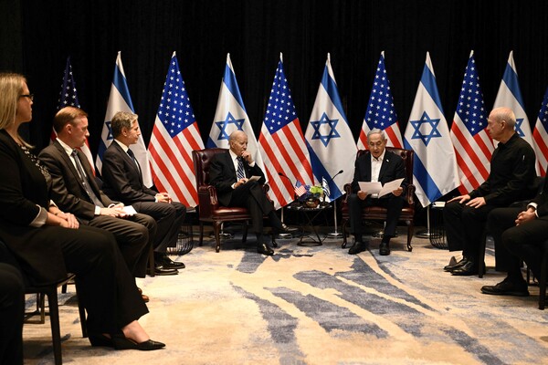  18일 이스라엘 텔아비브에서 조 바이든 미국 대통령과 베냐민 네타냐후 이스라엘 총리가 확대 정상회담을 하고 있다.  2023 10.18 [AFP=연합뉴스]