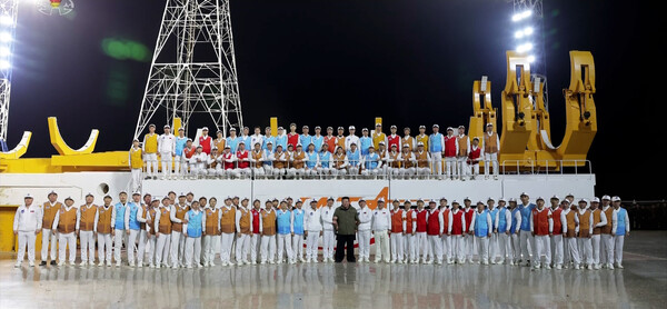 북한은 21일 오후 10시 42분 28분께 평안북도 철산군 서해위성발사장에서 신형위성운반로케트 '천리마-1'형에 정찰위성 '만리경-1'호를 탑재해 성공적으로 발사했다고 조선중앙TV가 22일 보도했다. 김정은 국무위원장이 현지에서 발사 상황을 참관하고 