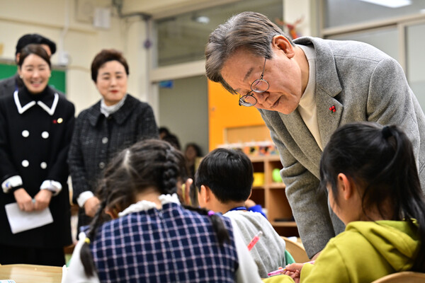 더불어민주당 이재명 대표가 6일 서울 강서구 방화초등학교에서 '온동네 초등돌봄' 현장간담회에 참석하기 전 돌봄교실을 둘러보고 있다. 2023.12.6 [국회사진기자단]