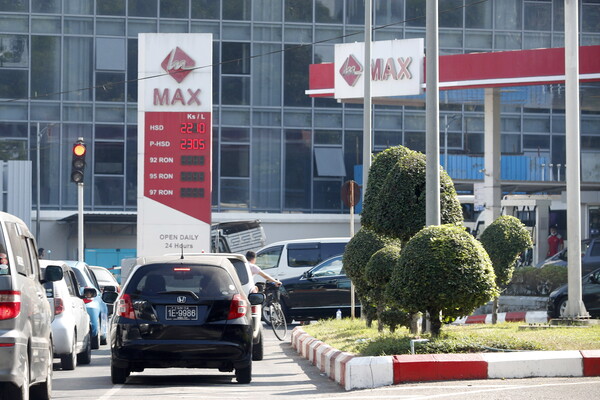 지난 6일 양곤의 주유소 앞에 기름을 넣기 위해 길게 줄을 선 차량들. 연료 부족으로 양곤과 만달레이의 주유소들이 문을 닫으면서 벌어진 사태. 2023.12.6. EPA 연합뉴스