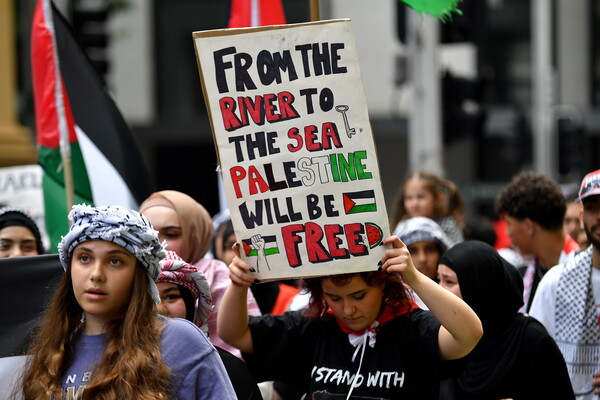 호주 시드니에서 팔레스타인 지지 시위가 벌어지고 있다. 플래카드에는 "강(요르단강)에서 바다(지중해)까지 팔레스타인은 자유로울 것"이란 글귀가 씌어 있다. 2023. 12. 07 [EPA=연합뉴스]