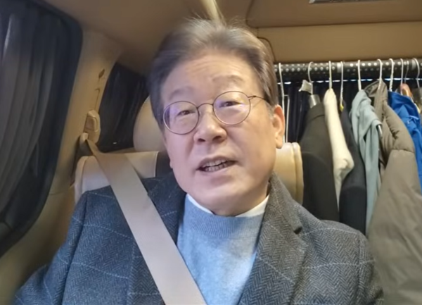 민주당 이재명 대표가 11월 28일 자신의 유튜브 채널 라이브 방송에서 선거제 관련 발언을 하고 있다. 유튜브 화면 갈무리