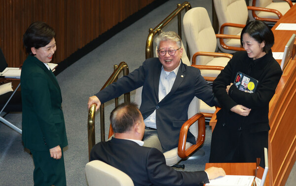 9일 국회에서 열린 본회의에서 류호정, 이상민, 양향자, 조응천 의원(오른쪽부터 시계 방향)이 서로 이야기를 나누고 있다. 2023.11.9. 연합뉴스