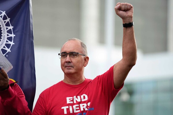 이번 파업을 이끈 UAW 최초의 직선 의장 숀 페인 United Auto Workers President Shawn Fain speaks during a rally in Detroit, Friday, Sept. 15, 2023. The UAW is conducting a strike against Ford, Stellantis and General Motors. (AP Photo/Paul Sancya)