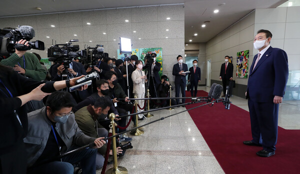 윤석열 대통령이 26일 오전 서울 용산 대통령실 청사로 출근, 취재진의 질문에 답하고 있다. 2022.10.26 [대통령실통신사진기자단] 연합뉴스