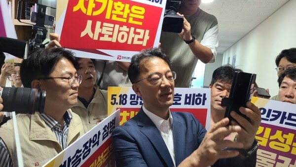 첫 출근길…‘차기환은 사퇴하라’고 쓰인 피켓을 들고 있는 언론노조 회원들의 모습을 자신의 휴대폰으로 촬영하는 차기환(가운데). 2023.9.5 기자협회