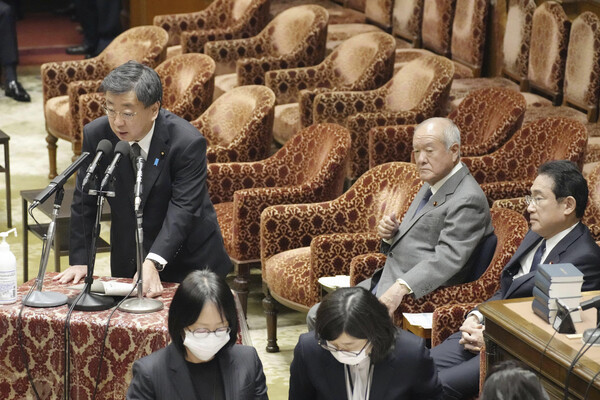 지난 8일 일본 중의원 예산위원회에서 불법자금 운용에 관한 야당의 추궁을 받고 답변하는 마쓰노 히로카즈 관방장관. 오른쪽은 기시다 후미오 총리.  2023.12.8. AP 연합뉴스