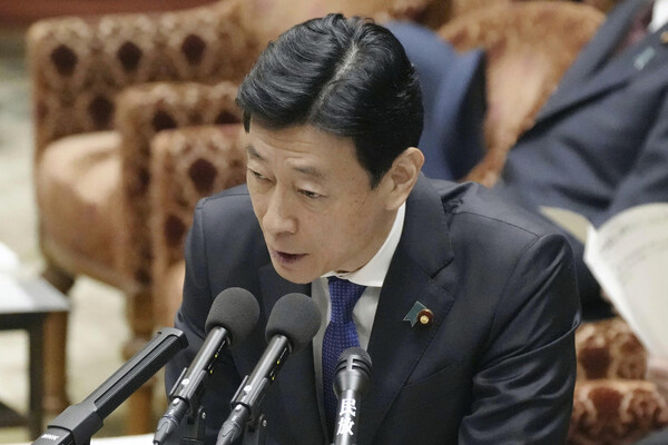 지난 8일 일본 중의원 예산위원회에서 불법자금 조성과 관련한 야당의원들의 질의에 답변하는 니시무라 야스토시 경제산업상.  2023.12.8. AP 연합뉴스